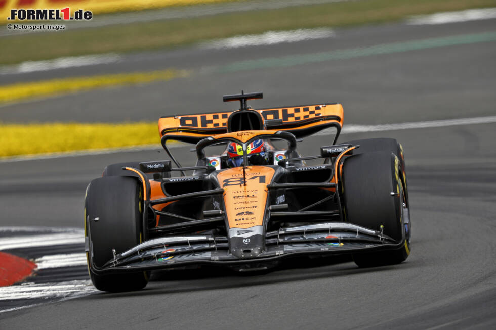 Foto zur News: ... Oscar Piastri im zweiten McLaren, der bis zur Safety-Car-Phase klar P3 behauptet hatte, diese Position dann aber an Hamilton verlor. Trotzdem: Mit P4, seinem bisher besten Formel-1-Ergebnis, lässt Piastri aufhorchen! Schadensbegrenzung dagegen ...