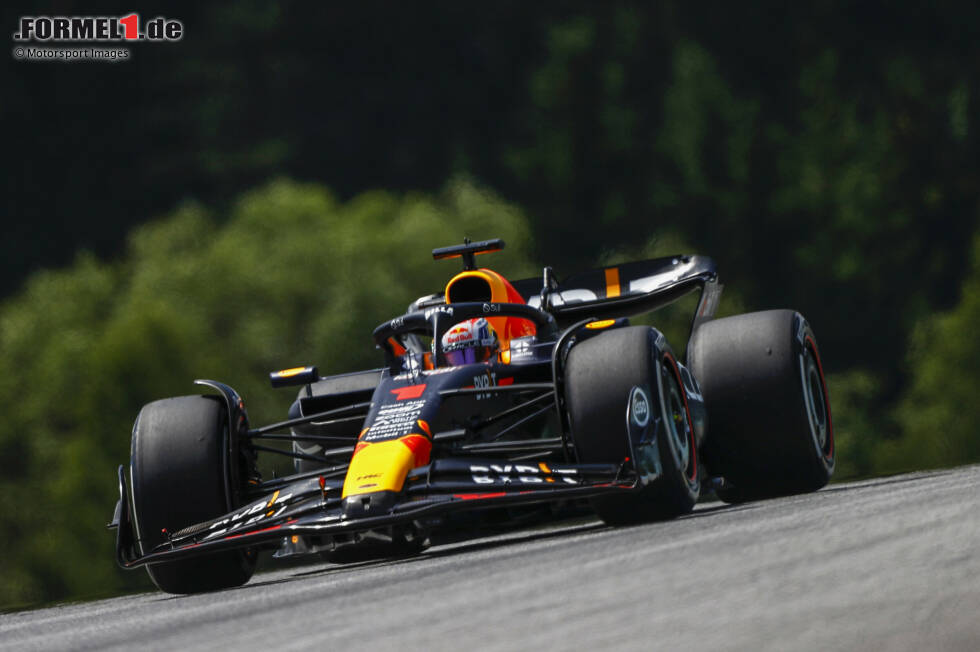 Foto zur News: Mit 1:05.742 Minuten setzt sich Max Verstappen im Red Bull RB19 beim einzigen Freien Training in Spielberg durch, und das sogar auf den Medium-Reifen. Seine besten Verfolger sind die Ferrari-Fahrer Carlos Sainz und Charles Leclerc, und ...