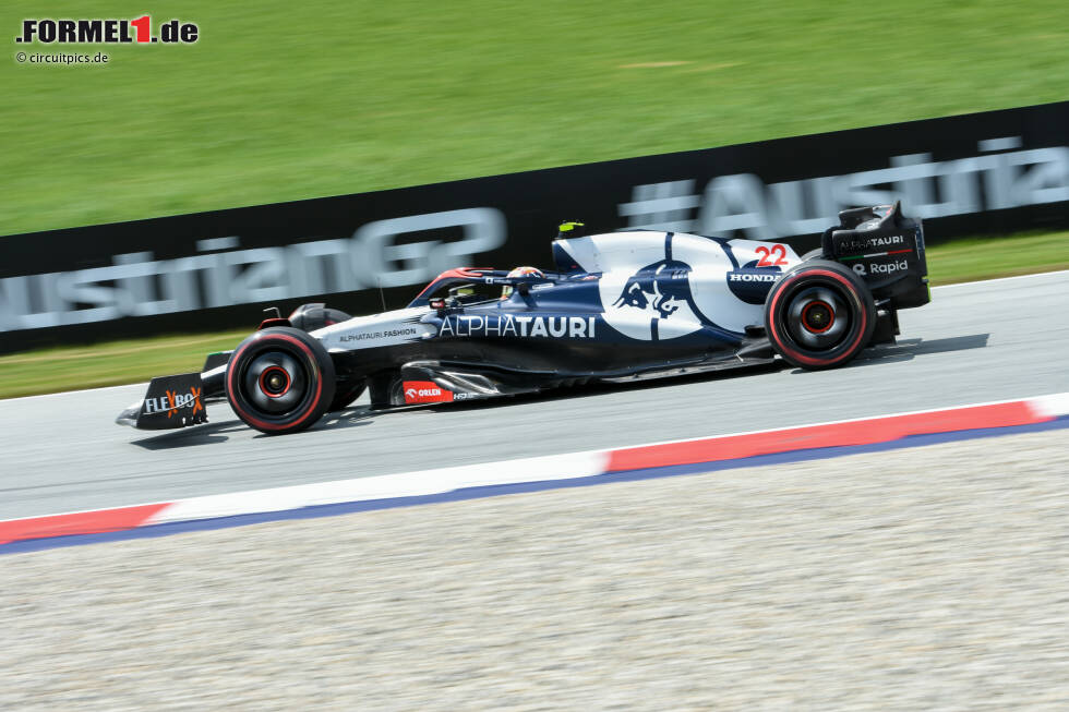 Foto zur News: ... Nyck de Vries im AlphaTauri AT04. Ihm fehlen 0,858 Sekunden auf die Spitze in Q1, aber das Feld ist so eng beisammen, dass er das Schlusslicht ist. Immerhin: Red-Bull-Teamchef Christian Horner versichert, man habe &quot;derzeit&quot; nicht vor, de Vries zu ersetzen. Kurzfristig ...