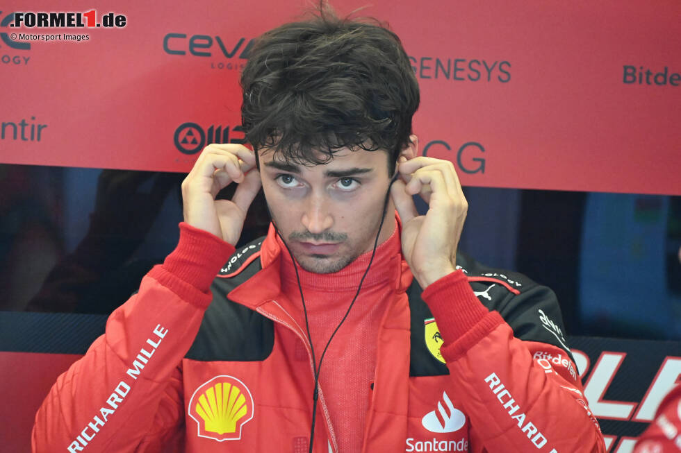 Foto zur News: ... auch für Charles Leclerc läuft es nicht nach Plan: Der Ferrari-Fahrer wird um drei Positionen strafversetzt, weil er im Shootout McLaren-Mann Oscar Piastri aufgehalten hat. Im Sprintrennen ...