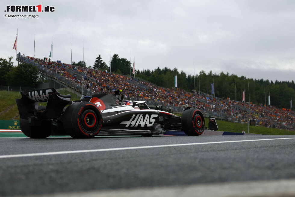 Foto zur News: ... Nico Hülkenberg im Haas VF-23, der ebenfalls zu überzeugen weiß - wie schon im Qualifying am Freitag. Denn Norris und Hülkenberg stehen in der Startaufstellung zum Sprint vor beiden Ferrari, die nicht über P5 und P6 hinauskommen und ihrerseits vor Aston Martin landen. Am schlimmsten ...