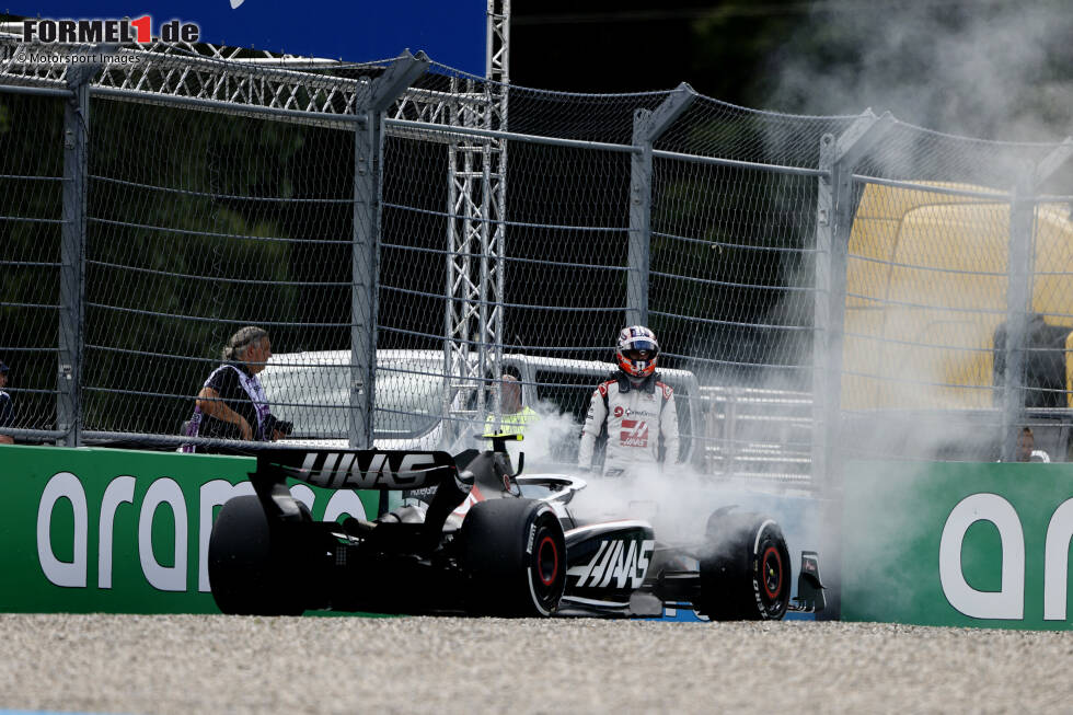 Foto zur News: ... Nico Hülkenberg im Haas VF-23, der als einziger Fahrer ausfällt. Er bleibt &quot;ohne Leistung&quot;, so funkt er, und mit qualmendem Auto in der Auslaufzone stehen, nachdem er sich anfangs in den Top 10 gehalten hat. Doch schon ...