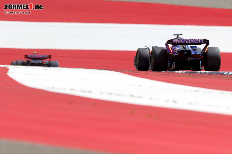 Foto zur News: ... Pierre Gasly im Alpine 523 sowie Lance Stroll im zweiten Aston Martin, die auf den beiden letzten Punkterängen ins Ziel kommen. Um zehn Sekunden geht Alexander Albon im Williams FW45 als Elfter leer aus, genauso wie ...