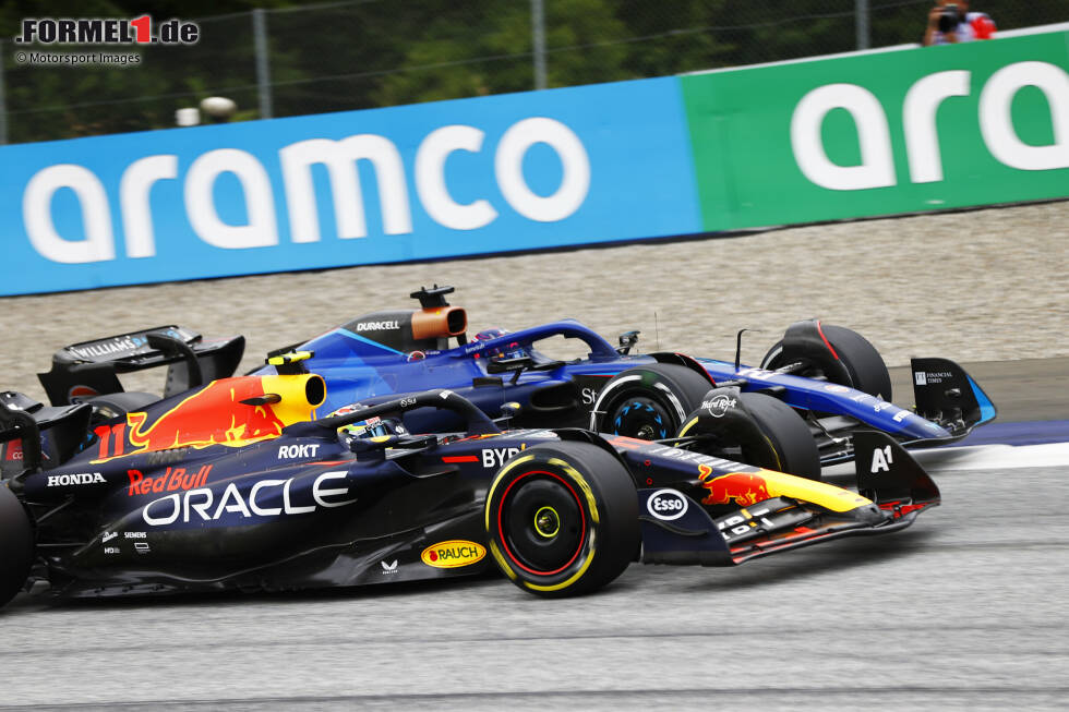 Foto zur News: ... Sergio Perez im zweiten Red Bull, der eine ordentliche Aufholjagd zeigt und einen weiteren Podestplatz erzielt. Er fängt unter anderem noch Carlos Sainz im zweiten Ferrari und ...