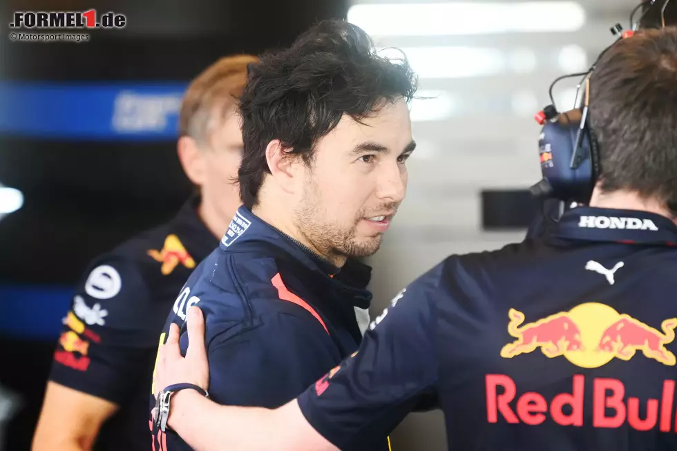 Foto zur News: Sergio Perez (Red Bull): 2 Punkte - Zu viel Abstand hinter dem Safety-Car in Singapur (2)