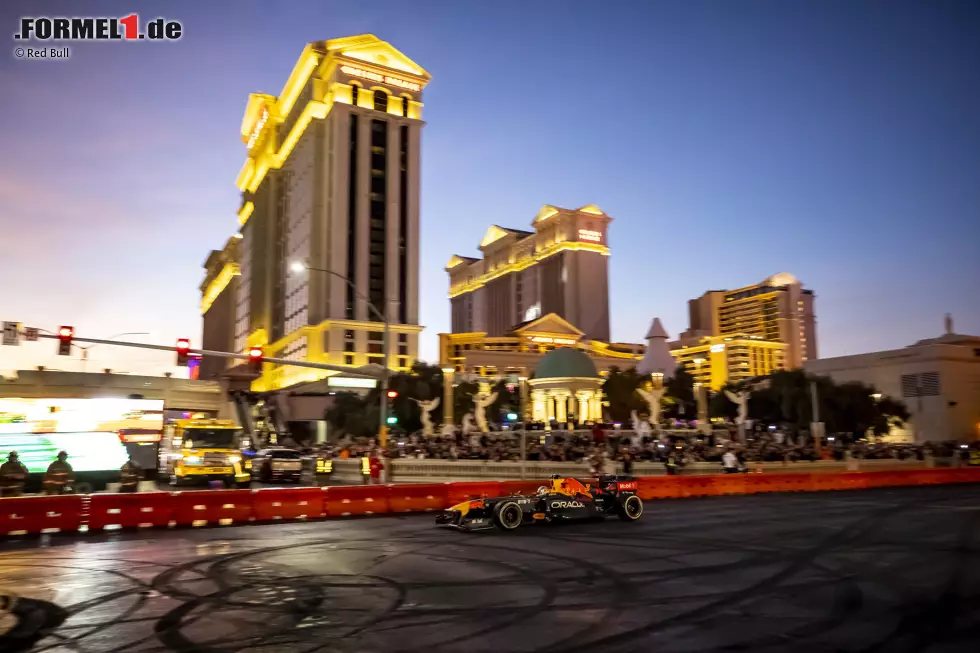 Foto zur News: Im Jahr 2023 wagt die Formel 1 schließlich ihr Comeback in Las Vegas, auf einer komplett anderen Strecke als beim ersten Versuch in den 1980er-Jahren. Denn dieses Mal ist auch der legendäre &quot;Strip&quot; ein Teil der Rennstrecke. Und wieder sind die USA dann mit drei Grands Prix pro Jahr im Kalender vertreten.