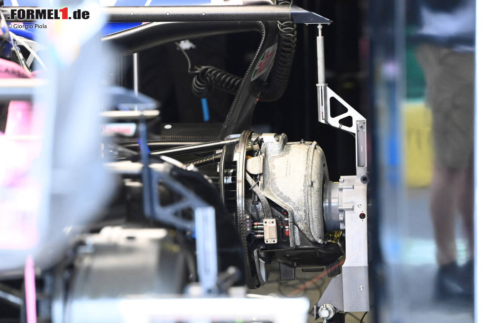 Foto zur News: Ein Blick in das Innere der hinteren Bremstrommel zeigt, wie das Team eine wärmebehandelte Verkleidung zur Abdeckung der Bremsscheibe verwendet hat.