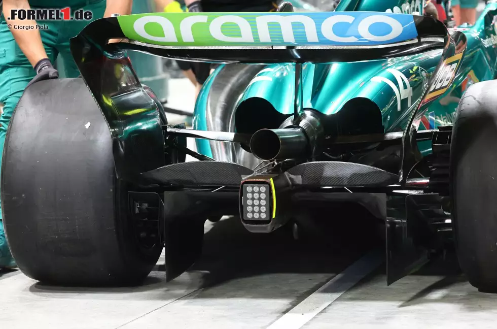 Foto zur News: Ein Blick auf das Heck des AMR23 zeigt uns die minimale Kühllösung, die bei den niedrigen Temperaturen beim Grand Prix von Las Vegas zum Einsatz kam, während nur ein einzelner Beam-Wing verwendet wurde, um die Geschwindigkeit auf der Geraden zu erhöhen.