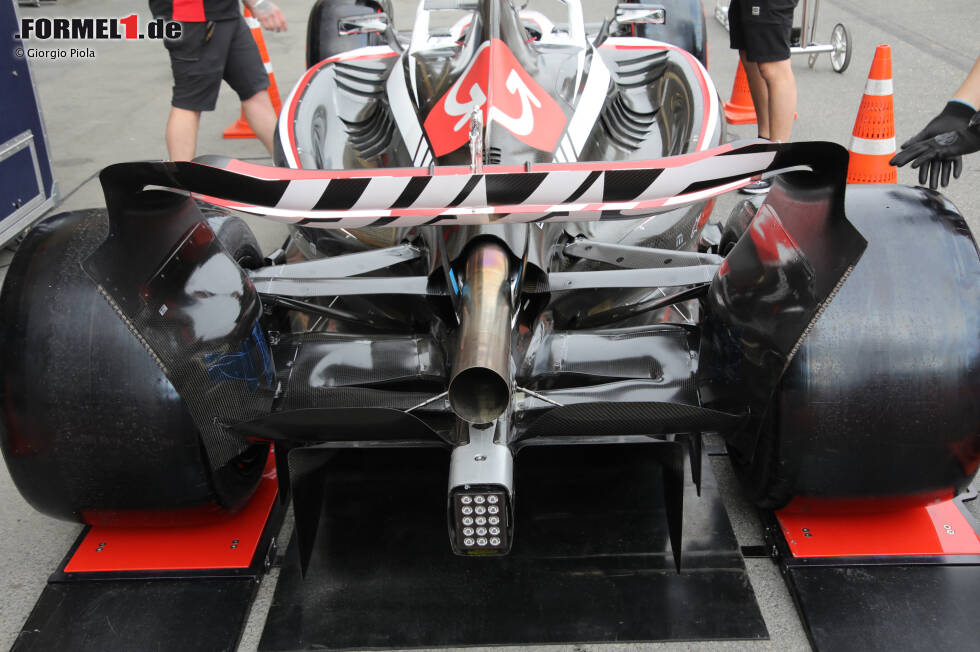 Foto zur News: Haas VF-23: Heckflügel und Auspuff