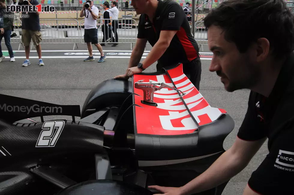 Foto zur News: Mit dieser Heckflügel-Variante fährt Haas beim Stadtrennen in Baku. Für mehr Topspeed hat das Team einen Großteil des oberen Flaps &quot;ausgeschnitten&quot;, um weniger Luftwiderstand zu haben.