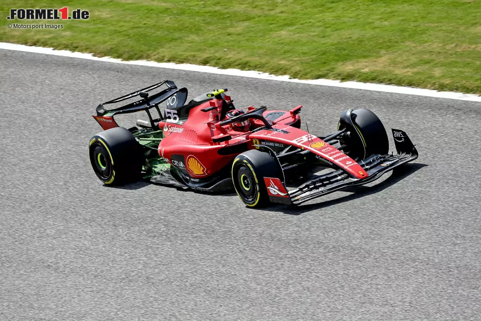 Foto zur News: Ferrari hat sich für einen ähnlichen Ansatz entschieden, auch wenn sie die hintere Aufhängung, den Unterboden und den Flaschenhals-Bereich mit Flo-Viz-Farbe besprüht haben.