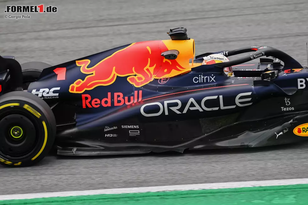 Foto zur News: Der RB18, den das Team für den Shakedown beziehungsweise den ersten Test in Barcelona fuhr, verfügte über einen langen, hoch taillierten, tief unterschnittenen Seitenkasten mit einem nach oben offenen Einlass und einer nach unten gerichteten Rampe am Heck.