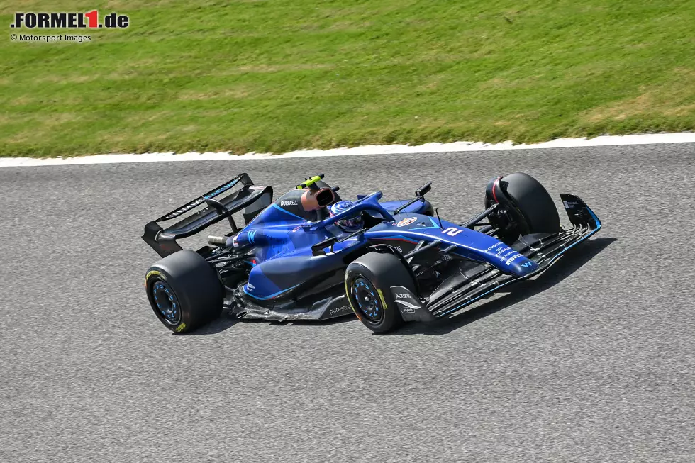 Foto zur News: Der Tagesschnellste Zhou war am Freitag übrigens einer von drei Fahrern, die den ganzen Tag im Auto saßen. Die anderen beiden: Fernando Alonso im Aston Martin AMR23 und Formel-1-Rookie Logan Sargeant im Williams FW45 (Foto). Sargeant fuhr mit 154 Runden die meisten Runden des Tages.