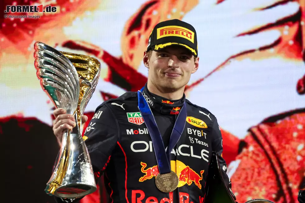 Foto zur News: #2 Max Verstappen: Stark ist sein Einstand, als er 2016 in Barcelona auf Anhieb gewinnt. Doch der Niederländer steigert sich immer weiter und holt 2021 seinen ersten WM-Titel. 2022 legt er noch einmal eine Schippe drauf und gewinnt 15 Saisonrennen - Rekord! Der Weg für weitere Siege und Titel in den kommenden Jahren scheint geebnet.