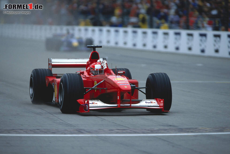 Foto zur News: ... 30 Jahre danach in der Saison 2000 (hier Michael Schumacher beim USA-Grand-Prix in Indianapolis) mit dem Ferrari F1-2000. 2023 in Las Vegas ...