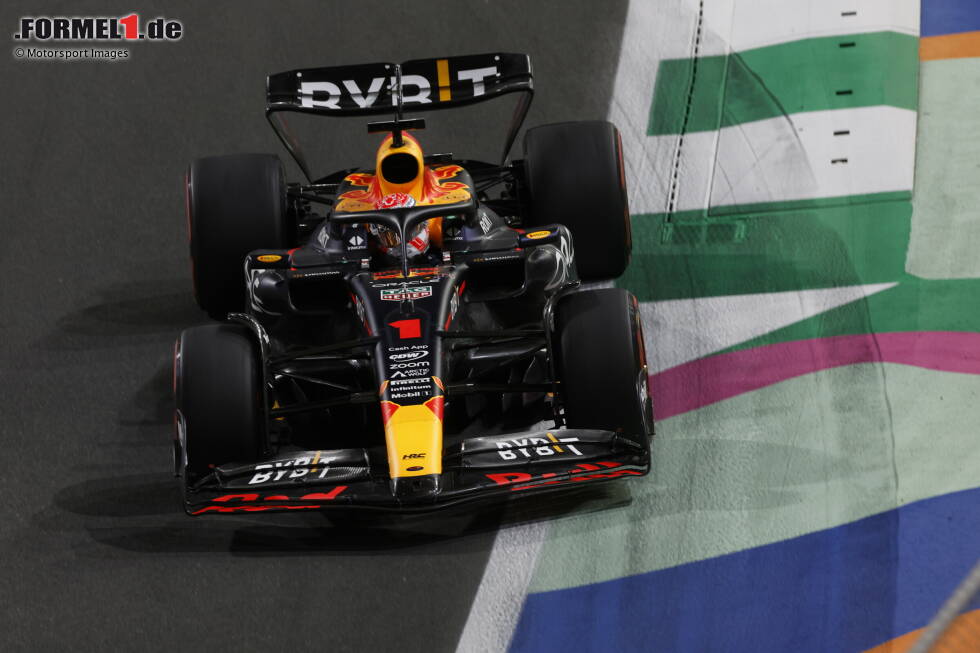 Foto zur News: #2 Saudi-Arabien: Verstappen strandet in Q2 mit defekter Antriebswelle und belegt nur P15 im Qualifying. Im Rennen fährt er gut nach vorne, bleibt aber hinter seinem Teamkollegen Perez. Mit dem Bonuspunkt für die schnellste Rennrunde rettet sich Verstappen die alleinige WM-Führung mit 44:43 Punkten gegen Perez.