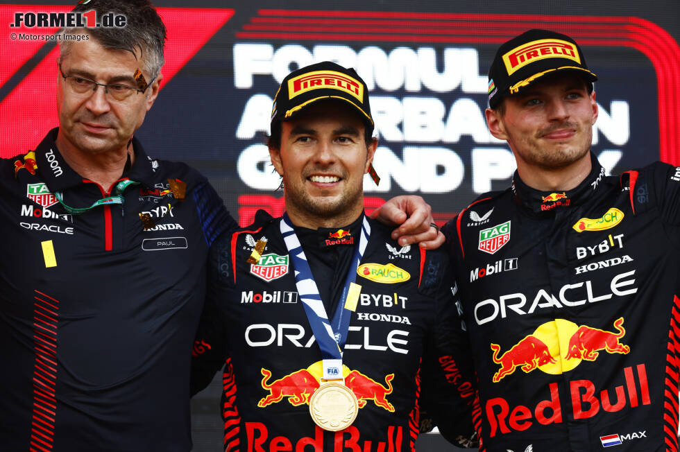 Foto zur News: #4 Aserbaidschan: Verstappen gerät im Sprint mit Mercedes-Fahrer George Russell aneinander und schafft deshalb nur P3, Perez gewinnt. Im Grand Prix liegt Verstappen vorne, aber Perez stoppt in einer Safety-Car-Phase und gelangt so vorbei an Verstappen und gewinnt erneut. Verstappens WM-Vorsprung schrumpft auf 93:87 Punkte.