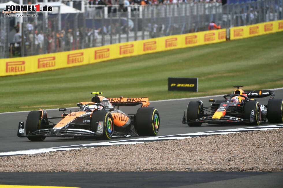 Foto zur News: #10 Großbritannien: In Silverstone muss Verstappen für den Sieg kämpfen, denn McLaren macht ihm in der ersten Rennphase das Leben schwer. Am Ende aber triumphiert Verstappen erneut, zum bereits sechsten Mal in Folge. Perez kommt nach einem bitteren Q1-Aus noch auf P6 und fällt in der WM auf 255:156 Punkte zurück.