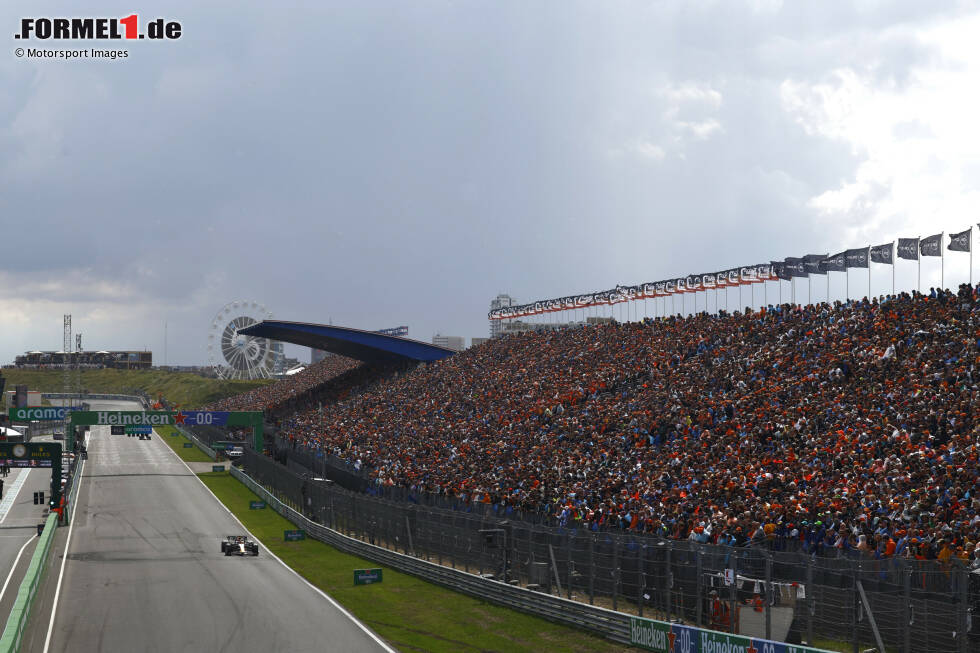 Foto zur News: #13 Niederlande: Vor ausverkauftem Haus in Zandvoort ist Verstappen nicht zu stoppen. Poleposition und Sieg, er startet ausgezeichnet in die zweite Saisonphase. Perez wird Vierter und verliert weiter an Boden. Es steht 339:201 Punkte aus der Sicht von Verstappen.