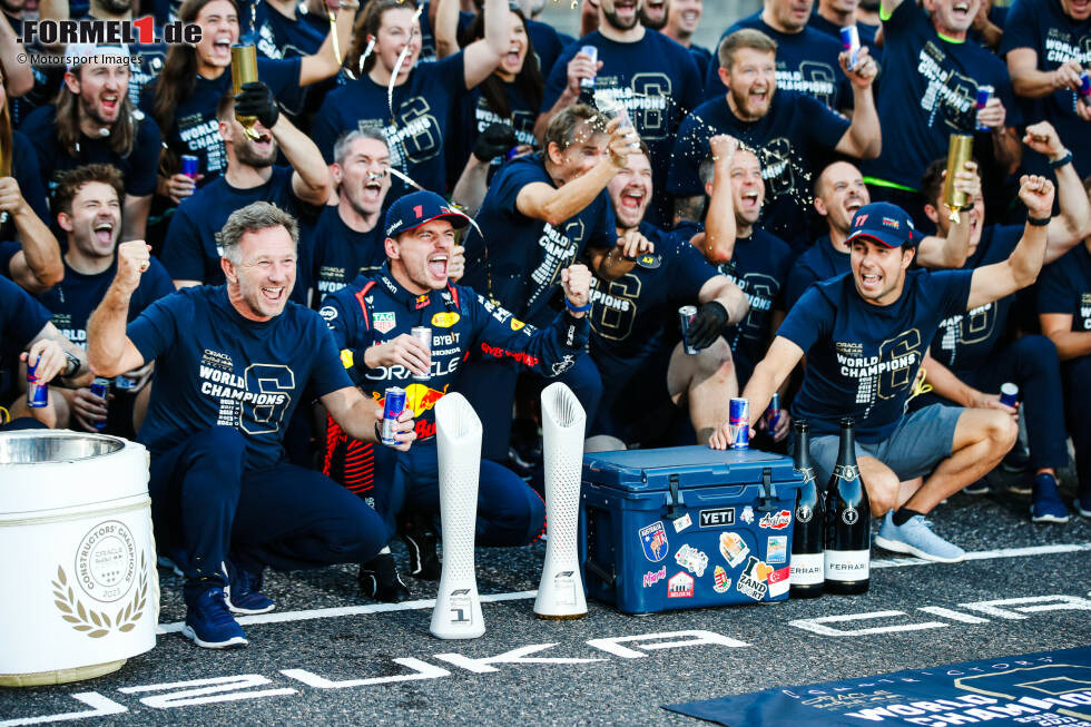 Foto zur News: #16 Japan: Poleposition, Sieg und schnellste Rennrunde für Verstappen, der sich damit erfolgreich zurückmeldet - und Red Bull den WM-Titelgewinn in der Konstrukteurswertung sichert. Perez fällt nach mehreren Zwischenfällen aus und punktet gar nicht, gerät mit 400:223 Punkten in Rückstand. Damit hat Verstappen &quot;Matchball&quot; in Katar.