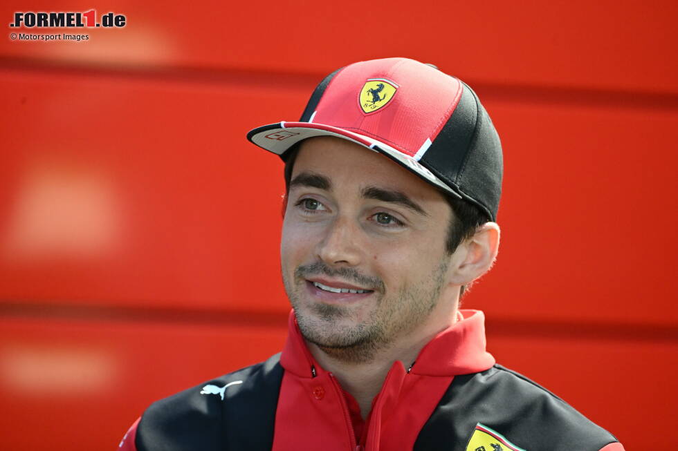 Foto zur News: Charles Leclerc (Monaco) hat seinen eigentlich 2024 auslaufenden Ferrari-Vertrag auf unbestimmte Zeit verlängert. Das Team spricht von &quot;mehreren Jahren&quot;. Vermutlich erstreckt sich die Laufzeit also auf mindestens bis Ende 2026.