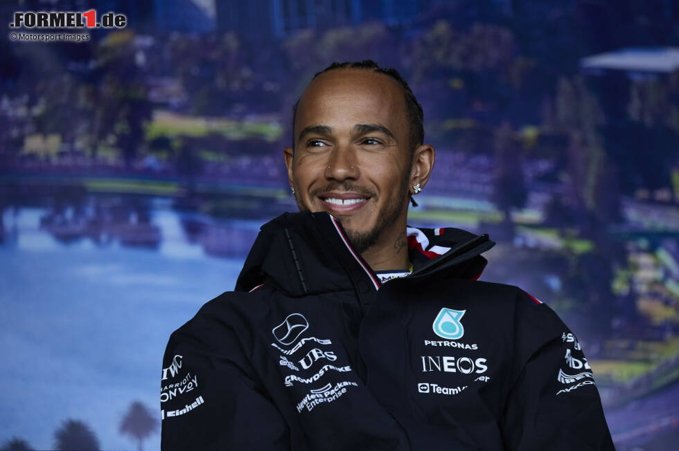 Foto zur News: Lewis Hamilton (Großbritannien) hatte bei Mercedes eigentlich bis 2025 unterschrieben. Er zog allerdings eine Ausstiegsklausel und verlässt das Team bereits Ende 2024, um 2025 zu Ferrari zu wechseln, wo er einen &quot;mehrjährigen Vertrag&quot; unterzeichnet hat.