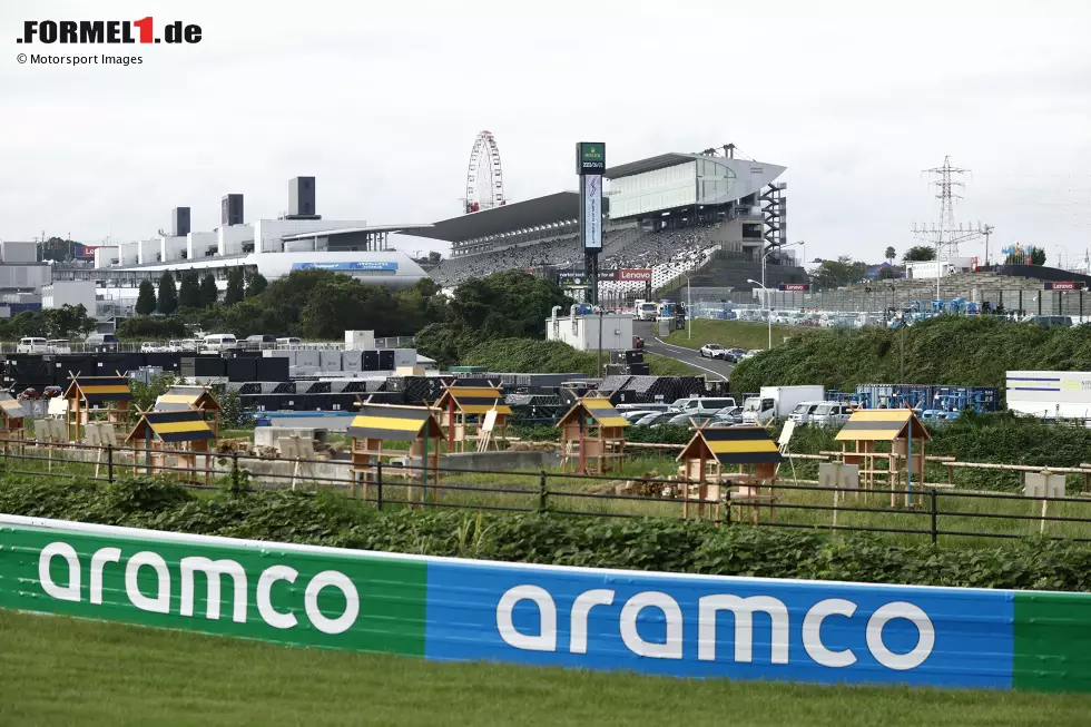 Foto zur News: ... befindet sich im Infield der Suzuka-Strecke bei Kurve 2, unweit von Fahrerlager und Boxengasse (im Bild-Hintergrund erkennbar). Und genau dort ...