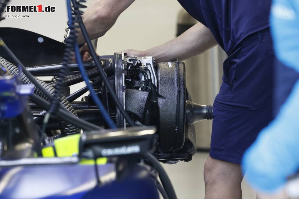 Foto zur News: Ein Blick auf die hintere Bremsanlage des FW45 ohne die äußere Bremstrommel zeigt, dass das Team auch hier eine Scheibenverkleidung verwendet hat, so wie an der Front des Autos.