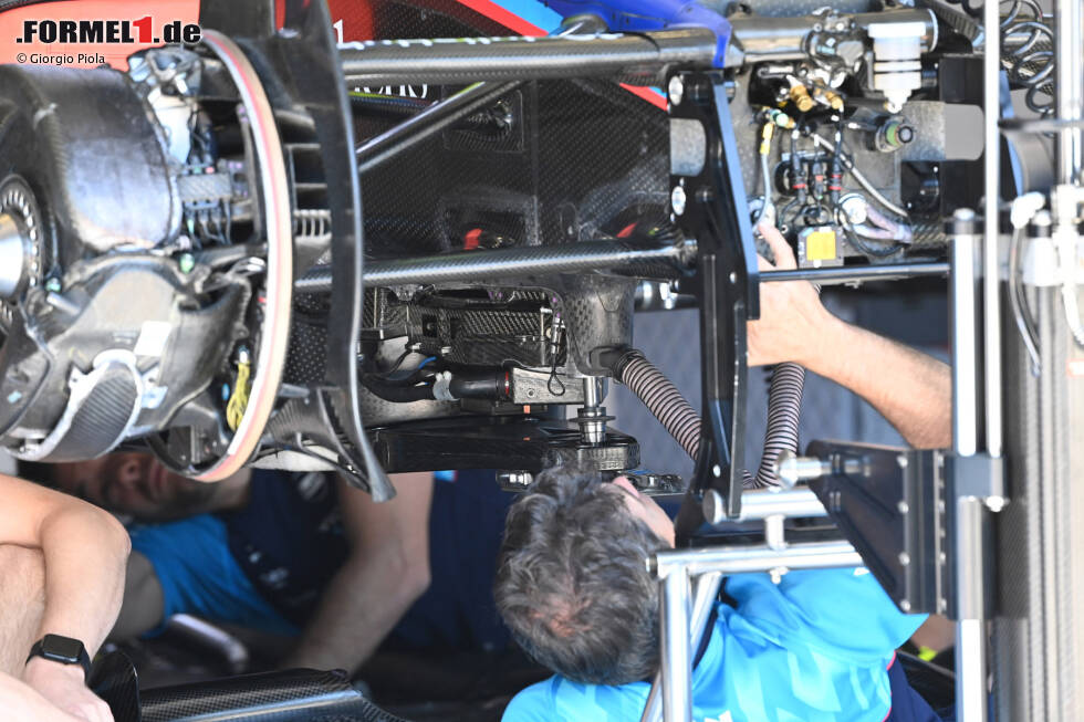 Foto zur News: Während die Mechaniker das Auto für den Großen Preis von Österreich vorbereiten, haben wir einen guten Blick auf den &quot;Latz&quot; an der Vorderkante und die zwischen ihm und dem Chassis montierte Dämpferanordnung.