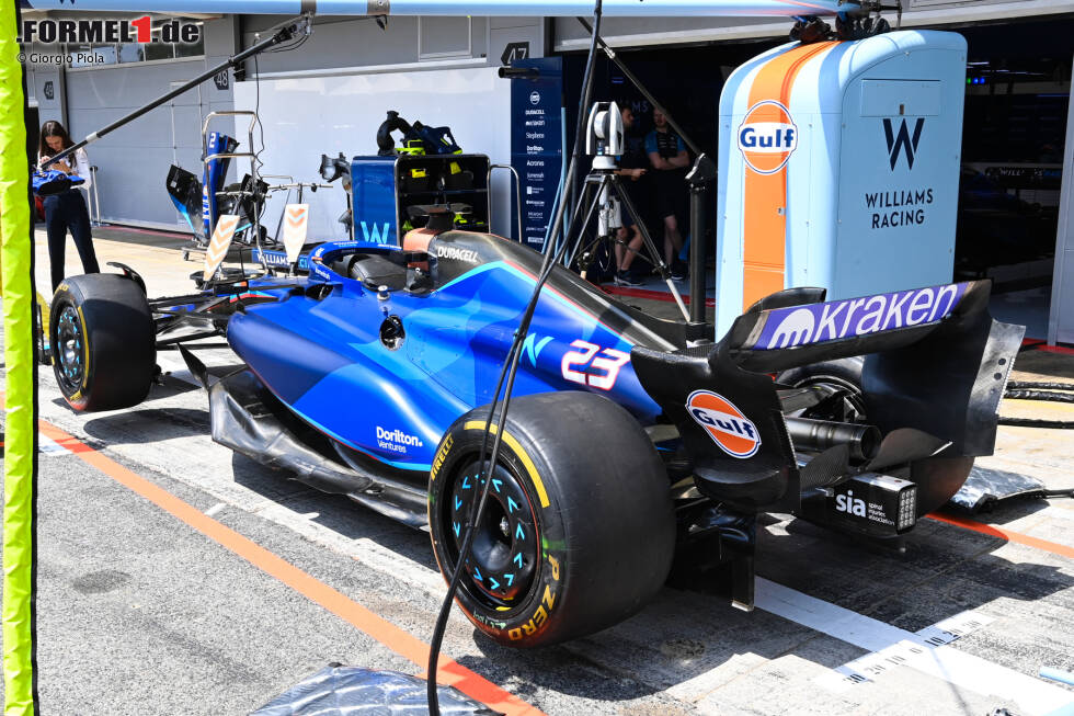 Foto zur News: Eine Heckaufnahme des FW45 in Spanien zeigt, dass sich das Team zwar für eine Heckflügelkonfiguration mit höherem Abtrieb entschieden hat, diese aber nur mit einem einzigen Beam-Wing-Flügelelement kombiniert ist. Beachten Sie auch die Upwash-Linie, die beim Grand Prix von Australien in der unteren Hälfte der Endplatte angebracht wurde.