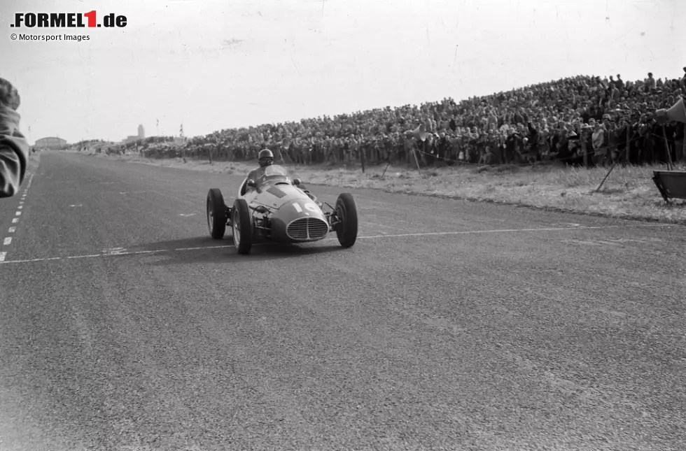 Foto zur News: #3 Felice Bonetto (49 Jahre, 11 Monate, 29 Tage) - Seinen dritten Platz in Zandvoort 1953 teilt sich der Maserati-Pilot mit Jose Froilan Gonzalez, der aufgrund eines Aufhängungsschadens ausscheidet und den Wagen seines Markenkollegen nach 25 von 90 Runden übernimmt. Aufgrund der Regeln damals werden die vier Punkte unter beiden geteilt.