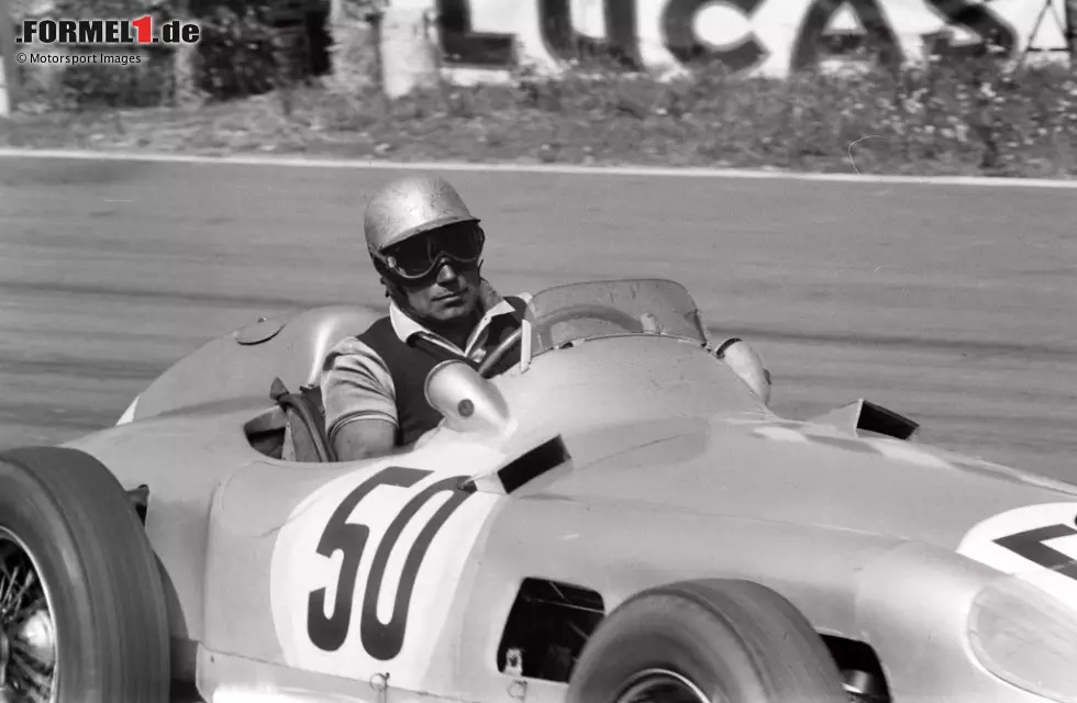 Foto zur News: #4 Piero Taruffi (48 Jahre, 10 Monate, 30 Tage) - Nach der Tragödie von Le Mans werden viele Rennen der Saison 1955 abgesagt, nicht aber der Italien-GP - zum Glück für Piero Taruffi, der in seinem Mercedes mit freistehenden Rädern Zweiter wird. Es siegt Fangio in einem weiteren Mercedes - allerdings mit der verkleideten Variante.