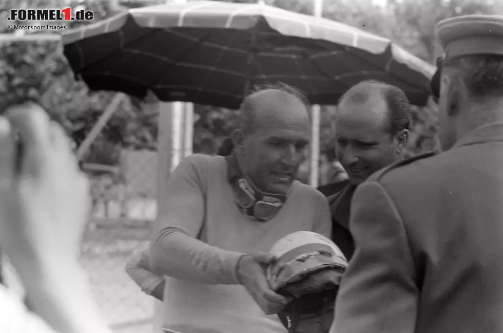 Foto zur News: #5 Giuseppe Farina (48 Jahre, 7 Monate, 6 Tage) - Der erste Formel-1-Weltmeister der Geschichte ist sogar noch einmal zweieinhalb Jahre älter als sein Rivale Fangio, als er in Spa 1955 als Dritter auf das Podium fährt. Für den Ferrari-Piloten ist es der letzte Rennstart in der Königsklasse.