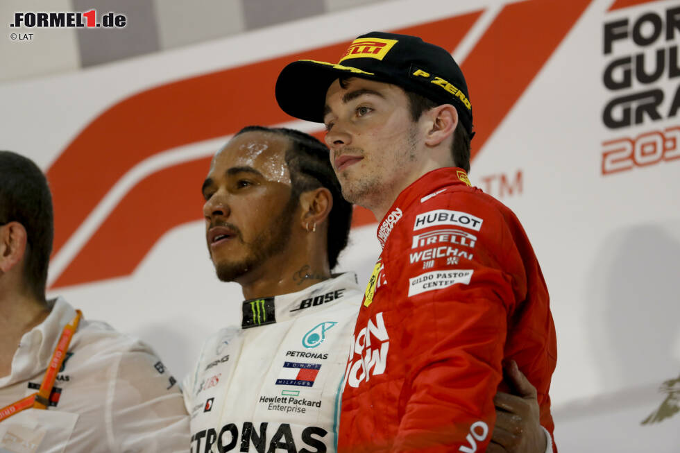 Foto zur News: #7 Charles Leclerc (21 Jahre, 5 Monate, 15 Tage) - Charles Leclerc hätte sich sicherlich gerne mehr über sein erstes Podium gefreut, doch dem Monegassen gleitet in Bahrain 2019 der Sieg aus den Händen, als sein Ferrari-Motor in der Schlussphase schlappmacht. Das Safety-Car rettet ihm hinter beiden Mercedes noch Rang drei.