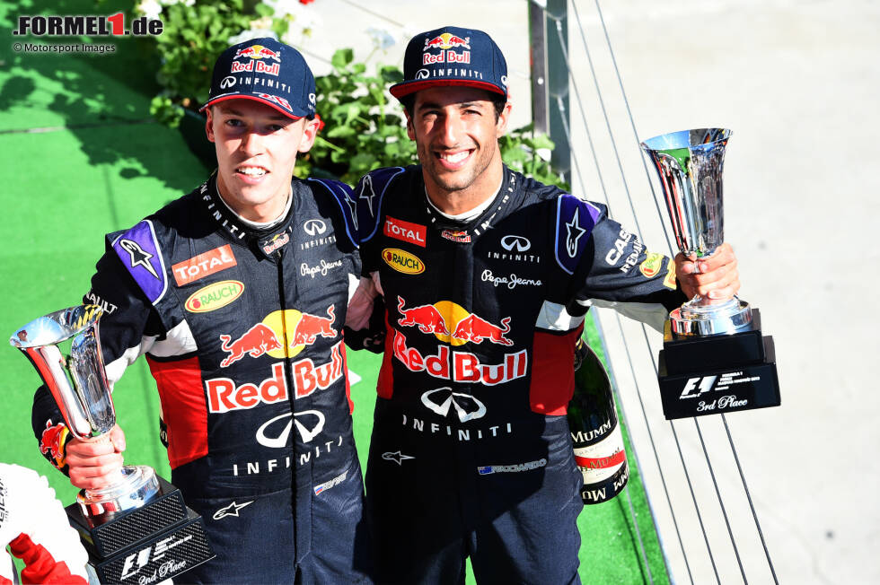 Foto zur News: #5 Daniil Kwjat (21 Jahre, 3 Monate) - Schon etwas mehr Erfahrung hat Daniil Kwjat, als er in Ungarn 2015 Zweiter hinter Sebastian Vettel und vor Teamkollege Ricciardo wird. Nach einer Saison bei Toro Rosso wird er für 2015 zu Red Bull hochgezogen, wo es bis zum zehnten Saisonlauf dauert, bis er Champagner kosten darf.