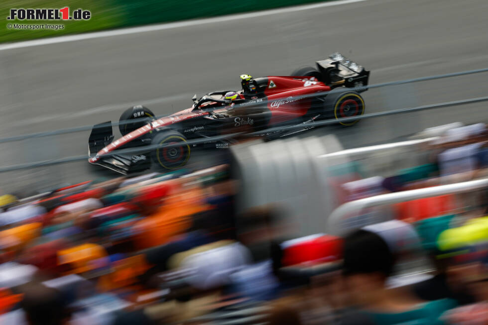 Foto zur News: Guanyu Zhou (4): Letzter Platz im Qualifying, nachdem es gleich zu Beginn Probleme mit der Technik gab. Von ganz hinten ging dann im Rennen nicht mehr viel. P16 während der Teamkollege zumindest einen Punkt holte. Zu wenig, aber auch kein Totalausfall.