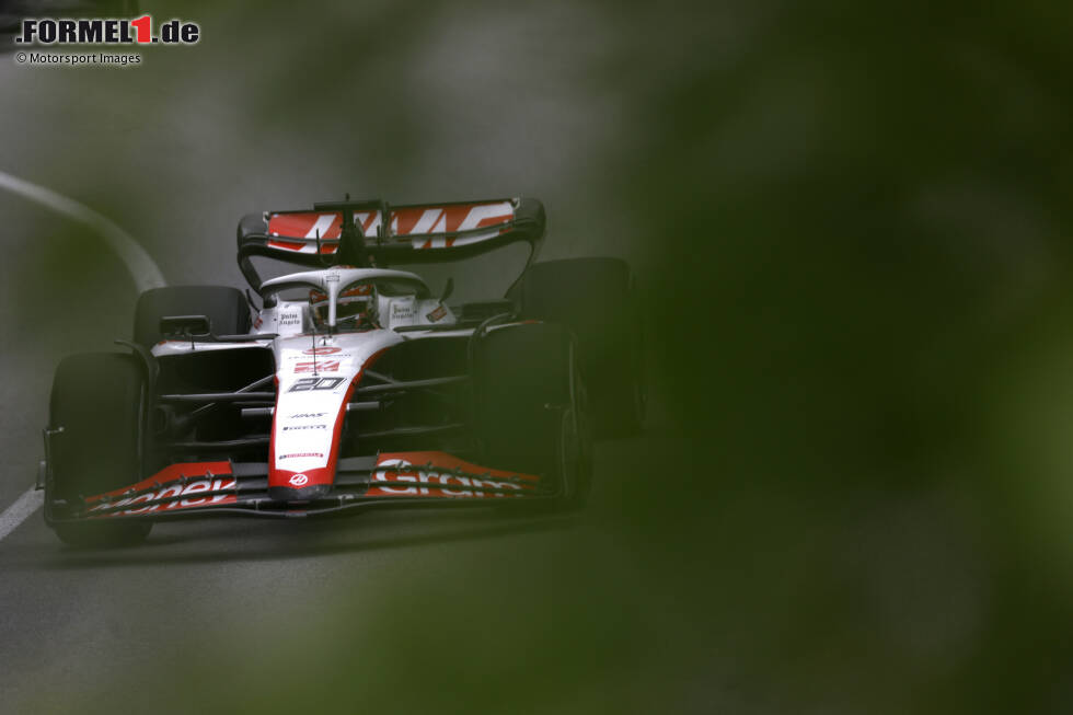 Foto zur News: Kevin Magnussen (4): Das reine Qualifyingergebnis, in dem er klar hinter Hülkenberg landete, erzählt nicht die ganze Geschichte. In Q1 war Magnussen nämlich sogar schneller als der Deutsche, erst in Q2 kippte das. Im Rennen waren beide Haas-Piloten dann ungefähr auf Augenhöhe. Durch das Auto leider auf einem sehr schlechten Niveau ...