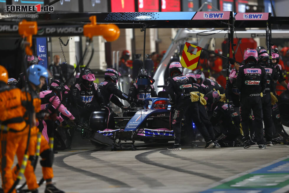 Foto zur News: Esteban Ocon (3): Kämpfte sich völlig erschöpft ins Ziel, aber auch hier sei noch einmal erwähnt: Sympathiepunkte gibt es nicht. Und die anderen Fahrer hatten die gleichen schwierigen Bedingungen. P7 im Rennen ist völlig in Ordnung, aber den Crash im Sprint hätte er zumindest verhindern können. Keine 2 mehr für uns.