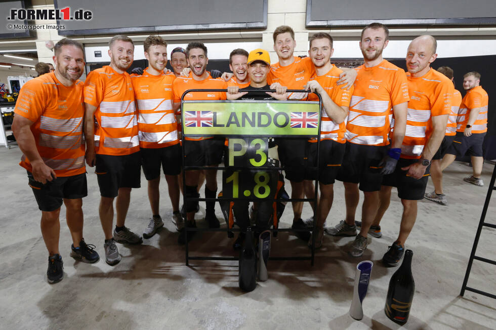 Foto zur News: Lando Norris (3): Hier wurde heftig diskutiert, denn von der Pace her hätte er eine bessere Note verdient gehabt. Aber auch er machte zu viele Fehler. Im Qualifying nur P10, obwohl die erste Startreihe drin gewesen wäre. Im Shootout dann sogar die Pole verpasst. So brachte er sich um potenziell bessere Ergebnisse in Sprint und Rennen.