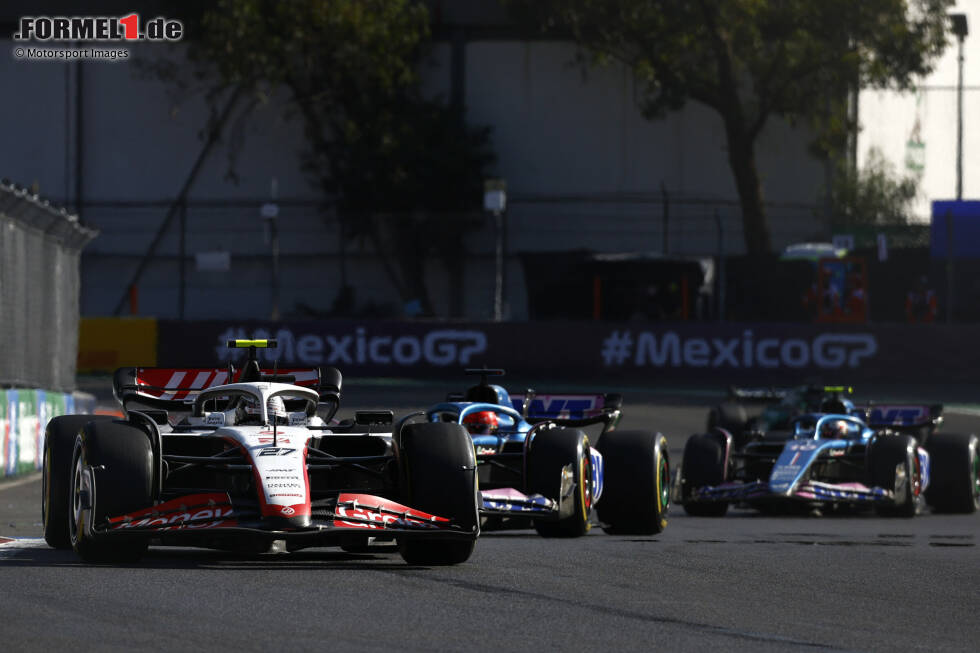 Foto zur News: Nico Hülkenberg (2): Hatte den Teamkollegen klar um Griff und kämpfte sogar lange um Punkte - im Haas keine Selbstverständlichkeit. Hadert mit dem Zeitpunkt der roten Flagge und versuchte es beim Neustart mit Mediums. Doch die gingen am Haas wieder einmal ein. Trotzdem ein gutes Wochenende von ihm persönlich.