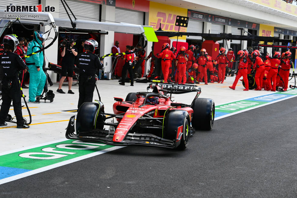 Foto zur News: Carlos Sainz (3): Nach Baku mit einem besseren Wochenende, wenn man von der komplett unnötigen Fünf-Sekunden-Strafe mal absieht. Wirklich stark waren P3 im Qualifying und vor allem P5 im Rennen aber auch nicht. Rehabilitation nach Baku, mehr aber auch nicht.