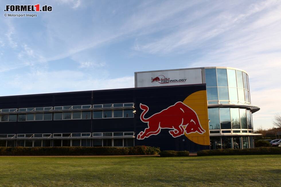 Foto zur News: #6 Red Bull - 735 Mitarbeiter + 350 in der Motorenabteilung

Dass die Aussage &quot;viel hilft viel&quot; nicht unbedingt stimmen muss, beweist Red Bull. Obwohl das Team nur auf dem sechsten Platz nach der Mitarbeiterzahl liegt, reichte es im vergangenen Jahr zu beiden Titeln. Infolge des Kostendeckels musste man aber 154 Mitarbeiter entlassen.