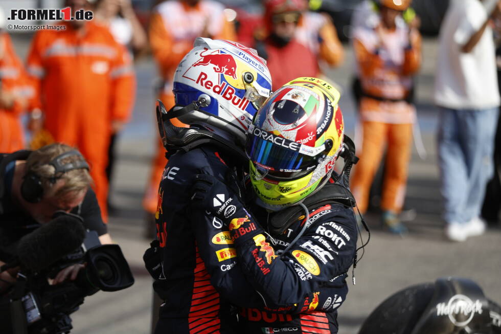 Foto zur News: Sergio Perez (2): Machte genau das, was Red Bull von ihm erwartet: P2 hinter Verstappen holen. Im Qualifying noch zu langsam, dazu der Crash im Training am Freitag. Am Sonntag dann aber einige gute Manöver gezeigt und jetzt auf dem besten Weg, Vizeweltmeister zu werden. Genau das will sein Arbeitgeber von ihm sehen.