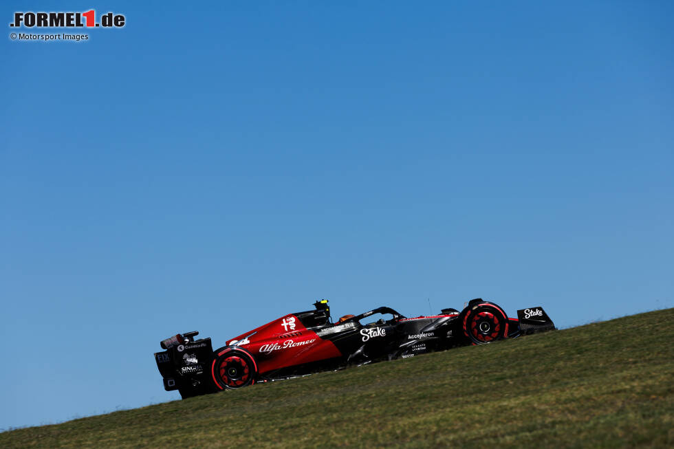 Foto zur News: Guanyu Zhou (4): In den Qualifyings jeweils vor Bottas, was gut war für seine Verhältnisse. Aber im Rennen drehte Bottas den Spieß wieder um. Daher auch die gleichen Noten für die beiden Alfa-Romeo-Fahrer, von denen mal wieder kaum was zu sehen war.