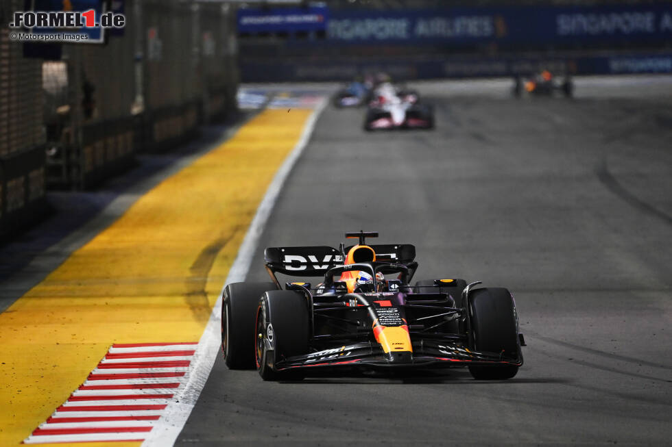 Foto zur News: Max Verstappen (3): Der Red Bull ging in Singapur nicht gut, aber auch Verstappen selbst machte nicht den besten Eindruck, was man am vergleichsweise kleinen Vorsprung auf Perez im Qualifying sieht. Dazu gleich zwei Verwarnungen kassiert. Im Rennen zumindest ein starker Schlussspurt, P5 ist aber nicht mehr als Schadensbegrenzung.