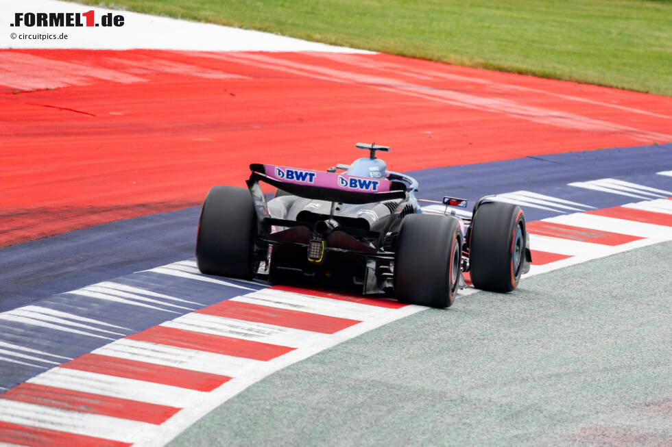 Foto zur News: Esteban Ocon (5): Keine Einigkeit in der Redaktion, aber die Mehrheit war dafür, seine zahlreichen Tracklimit-Vergehen drastisch abzustrafen. Bekam nach dem Rennen, das ohnehin nicht überragend war, 30(!) Strafsekunden aufgebrummt. So oft war kein anderer Fahrer neben der Strecke.