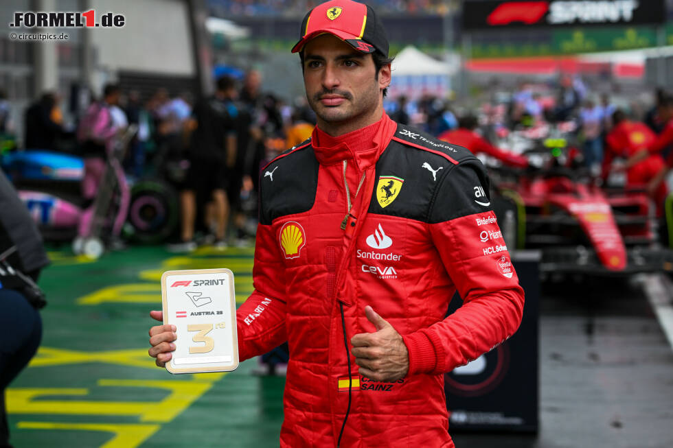 Foto zur News: Carlos Sainz (3): Auch dem Spanier muss man die Strafen anlasten. Für ihn ging es so nachträglich von P4 noch bis auf P6 zurück. Auch davon abgesehen in Qualifying und Rennen langsamer als der Teamkollege. P3 im Sprint reißt es zumindest ein bisschen wieder raus.