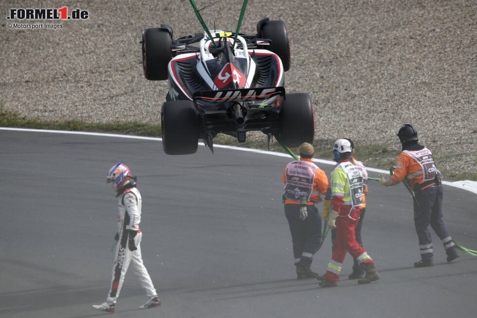 Foto zur News: Nico Hülkenberg (4): Besser als Magnussen, aber auch er warf das Auto im Training weg und machte einen neuen Frontflügel kaputt. Das darf nicht passieren. Davon abgesehen besser als der Teamkollege, deshalb gibt es zumindest noch die 4. Trotzdem auch von ihm keine Glanzleistung.