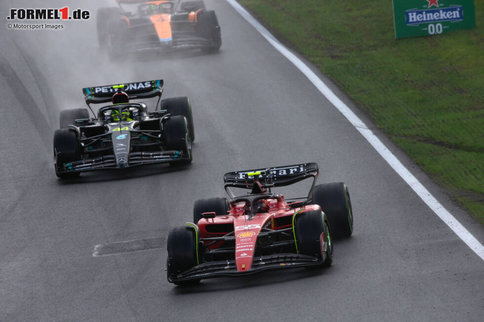 Foto zur News: Carlos Sainz (2): Einen kleinen Abzug gibt es für die Verwarnung im Qualifying, am Sonntag holte er aber wohl das Maximum aus dem Ferrari heraus. Das Auto war an diesem Wochenende schwer zu fahren, trotzdem blieb er im Rennen auf der Strecke und hielt am Ende einige (schnellere) Autos hinter sich. Ein guter fünfter Platz.