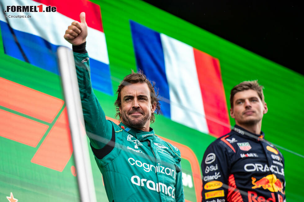 Foto zur News: Fernando Alonso (1): Der offizielle Fahrer des Tages bekommt auch von uns die Bestnote. Abgesehen von P2 an sich war vor allem sein doppeltes Überholmanöver in Kurve 3 nach dem Start das Highlight, mit dem er den Grundstein für das Podium legte. Ließ sich auch von einem verpatzten Boxenstopp nicht aus der Ruhe bringen. Spitze!